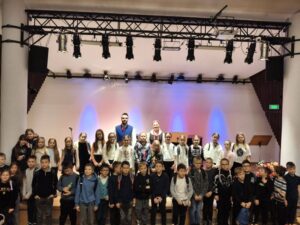 uczniowie klas 3 podczas poranku muzycznego "Polska jedenastka"